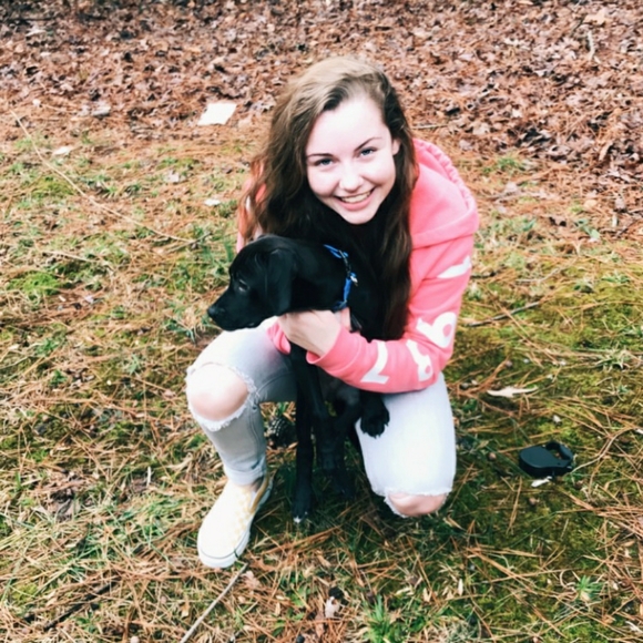 Meet your Posher, Caitlin🔅 - Picture 2 of 4